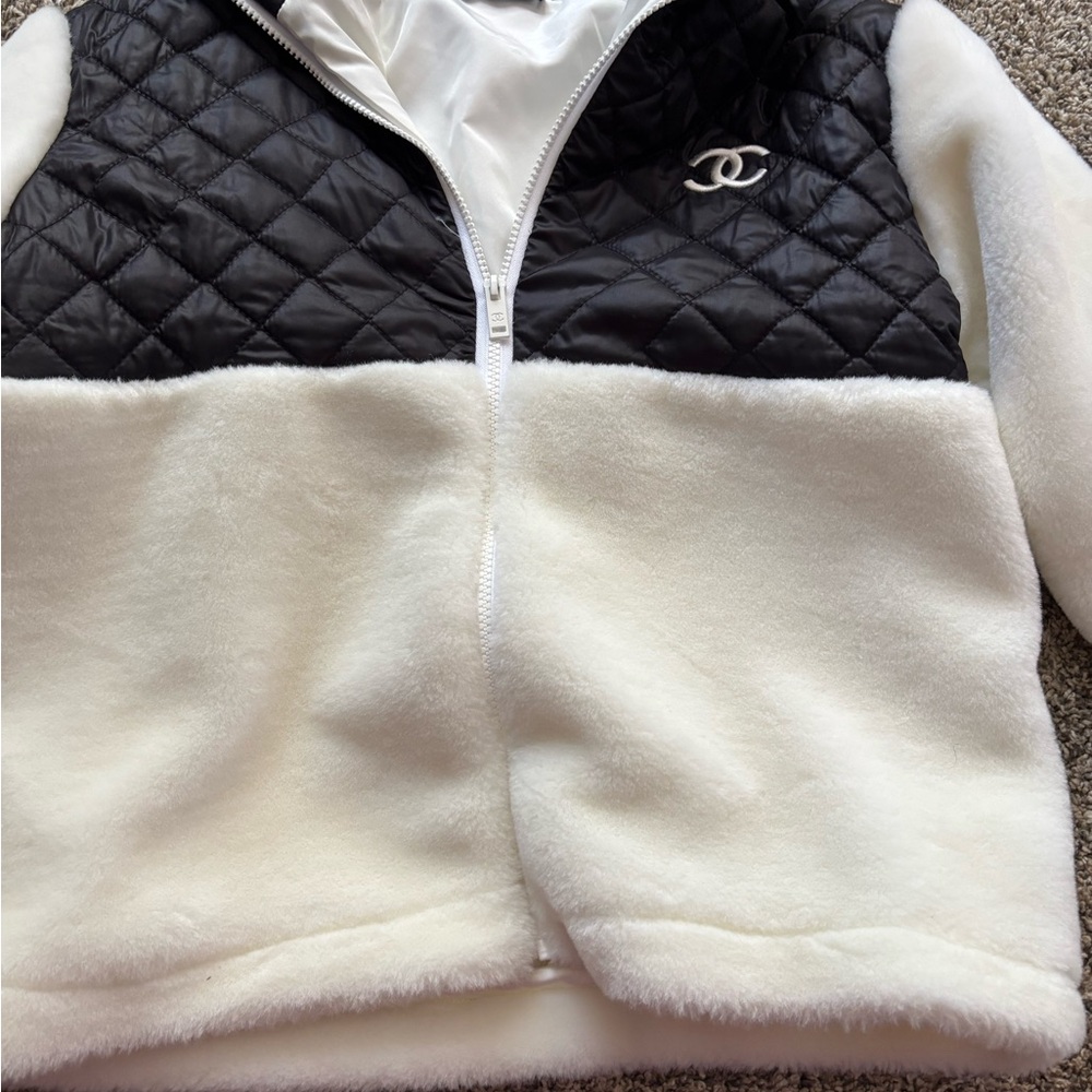 Black and White jacket ( not Chanel ) warm , and stylish. Size medium . - Picture 3 of 6
